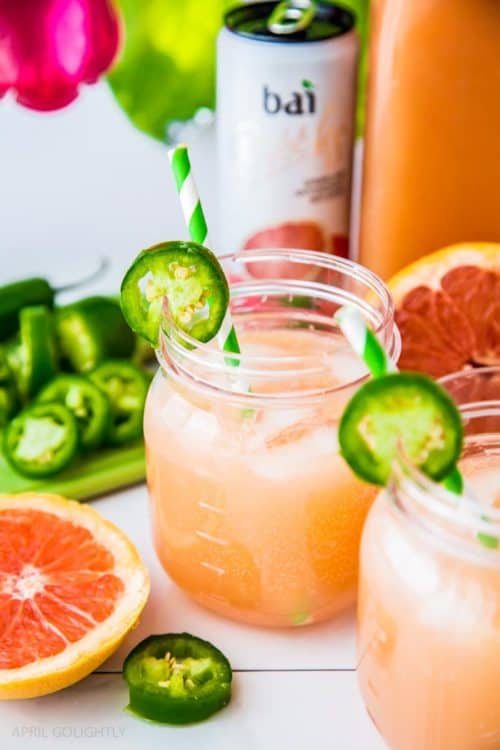 Refreshing beverages to beat the heat - drink up! Plus link up at Home Matters with recipes, DIY, crafts, decor. #Beverages #Drinks #HomeMattersParty www.domesticdeadline.com