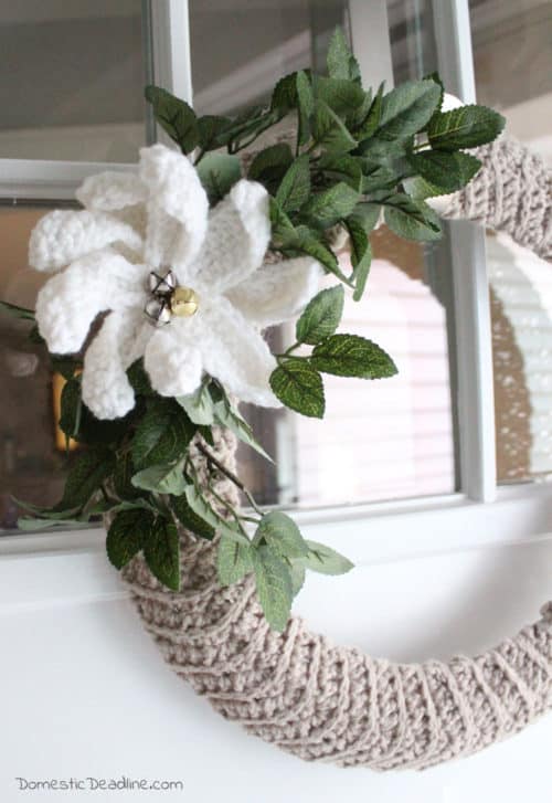 Crochet a chevron winter wreath with farmhouse style. Not just a Christmas wreath but one to survive the whole winter season. Plus dozens more wreath ideas! #12DaysofChristmas2018 www.domesticdeadline.com