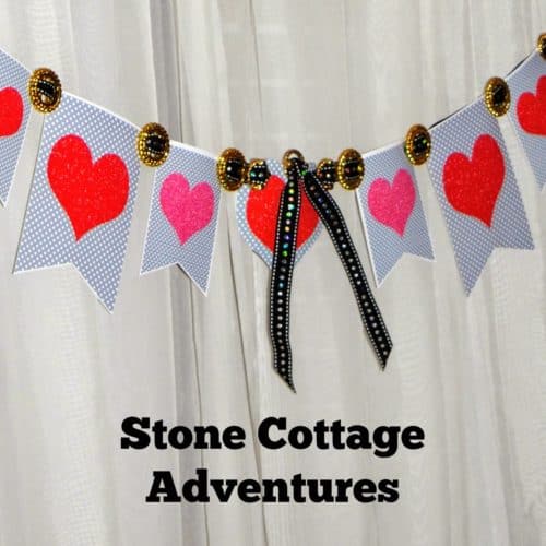 Valentine's banners, buntings and garlands, no matter what you call it, it looks beautiful and makes a great decor! Great DIY ideas www.domesticdeadline.com