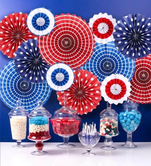 Find fun options for decorating and throwing a last minute Fourth of July Party! Patriotic ideas to make your celebration fun, festive and easy www.domesticdeadline.com